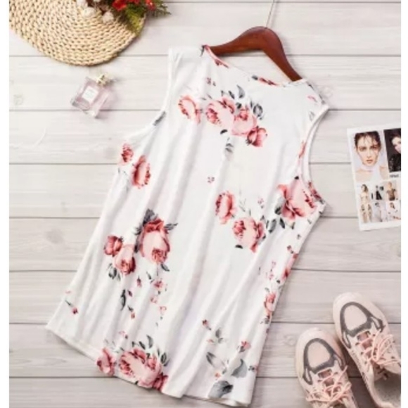 💕1 LG left 💕New boutique floral tank top - Picture 4 of 8